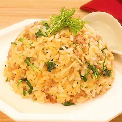 パラパラシャキシャキ食感♪ 水菜の卵チャーハンのレシピ動画・作り方 | デリッシュキッチン