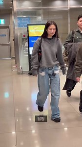 🗣️: Why are you so pretty today? 🥟: I know, right? 🗣️: You look like you're 22 years old. You look like you're 22 years old this year. 🥟: I'm 30. | UNIVERSAL BLACKPINK