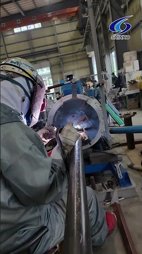 新興プラント工業＿TIG溶接＿配管の回転と溶接動作#tig#配管#溶接#welding#半自動#トーチ#溶加棒#回転#スピード＿今回は「TIG溶接」工程シーンです。
