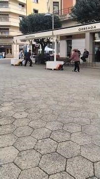 Ingenuity on the street: Moving a terrace with manual pallet trucks