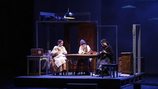 Fabijan Šovagović bio je glumačka i umjetnička gromada, a oni su od njega naslijedili tvrdoglavost, slavonski inat i talent, te gomile dnevničkih zapisa. Sve je to bio savršen recept da Anja i Filip Šovagović, nakon više od tri desetljeća, na daske ponovno postave očevu dramu ''Sokol ga nije volio''. Prije zagrebačke premijere, Aleksandri Keresman otkrili su kako je izgledao život uz slavnog oca. 😃 | IN MAGAZIN