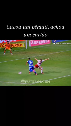 Jogador do Avai tenta enganar o juiz. Ele não sabia que o VAR, as vezes é dedo-duro. Santa inocência