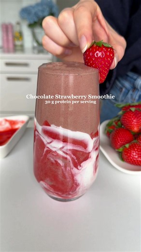 Chocolate Strawberry Smoothie😍 It contains about 30 g protein per serving. If you love the chocolate & strawberry combo, you have to try out this smoothie! It’s creamy and so yummy! A fun post-workout snack idea!☀️ • for two servings: 1 1/2 cups frozen strawberries (250 g) 1 frozen banana 1 1/2 cups milk of choice (360 ml) 2 tablespoons unsweetened cacao powder 2 scoops chocolate protein powder • for decoration (optional): 5 fresh strawberries, blended 2 tablespoons vanilla Greek yogurt • 1. Ad