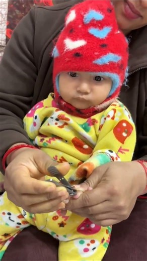 End me baby ka reaction miss mt krna💗✨..#cutebaby #nail #nailcut #nailcutting