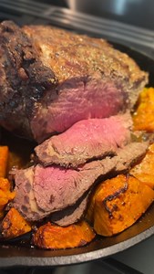 Roast beef fillet 🤤 I learnt this recipe from @nutritiondiagnostics and absolutely LOVE roast beef cooked this way! If I’m cooking a tougher cut of meat like a chuck roast I’ll do it the usual way - low and slow with a little water in the pan, covered, for 3-4 hours on 160C. But to roast a whole rib fillet (or whole eye fillet) it’s much quicker and you can have a lovely rare centre, and it’s deliciously tender! I add some veg to the pan before popping it into the oven (optional - could just se