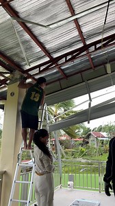 Salamat sa silingan kay nalooy sa ako bana saka kanaog sa ladder. siya nalang m tiwas tawon kay kuyaw mahulogan mi. #TinoPH #typhoondamage | Jonalyn Collins