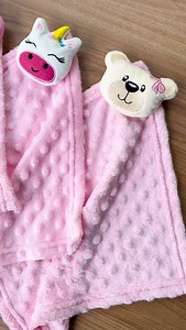 Naninhas que encantam no primeiro toque! 🧸✨ Na P2 Têxtil, você encontra naninhas para bebê no atacado, com fabricação própria, toque macio e acabamento de qualidade. Ideais para lojistas que buscam produtos que vendem bem e fidelizam clientes. 📦 Envio para todo o Brasil 🧵 Produção própria | Pronta entrega #naninha #naninhasatacado #naninhasparabebê #naninhadebebê #naninhasdebebê | P2 Têxtil
