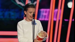 从小左耳失聪，读书时遭遇霸凌，同父母讲明自己希望成为演员的理想后，举家搬迁美国，八岁开始踏进好莱坞，十二岁主演美剧《怪奇物语》，一举成名，她终将在电影圈闪耀