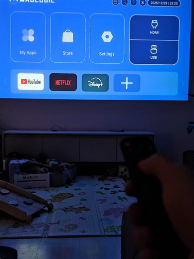 „Der Magcubic HY310 bringt echtes Heimkino nach Hause. Native 1080p, Autofokus und 330 ANSI Lumen für ein klares Bild ohne Einstellen. Mit WiFi 6 & Bluetooth 5.4 sofort verbunden. Kompakt, 180° drehbar, perfekt für Filme, Serien und Gaming – überall. #beamer #winterdeals #newyearnewyou #unboxyourdeals #dealsfürdich