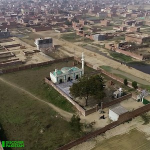 پاکستان کی 600 سال پرانی مسجد🕌، صدیوں پر محیط یہ عظیم الشان مسجد نہ صرف اسلامی فنِ تعمیر کا شاہکار ہے بلکہ ایمان، روحانیت اور تہذیبی ورثے کی ایک روشن علامت بھی ہے Pakistan’s 600-Year-Old Mosque | Discover Pakistan #HistoricMosque #600YearsOld #IslamicHeritage #MosqueOfHistory #AncientMosque #DiscoverPakistan | Discover Pakistan