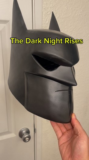 Just finished filling seams sanding on this EVA foam Batman cowl! The template will be added to my FREE template collection soon🎉 👉 Only email subscribers get access. ✔️ If you’re already signed up, keep an eye on your inbox—once it’s added, you’ll get a notification email. ✔️ If you’re not signed up yet, hit the link in bio to join and grab it for free. #cosplay #cosplayer #cosplaylife #cosplaycommunity #cosplaymaker #cosplaybuild #cosplaytutorial #diycosplay #foamcosplay #evacosplay #foamarm