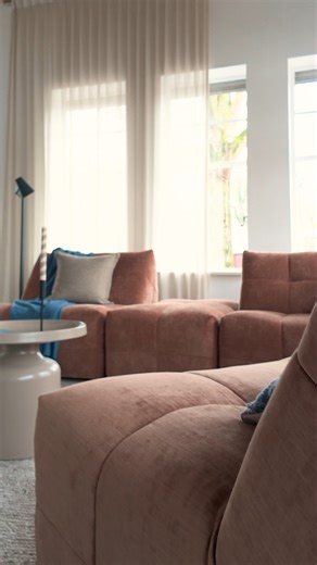 See how the 4 elements of modular sofa Molli transform again and again. All you need is: 1 corner piece, 2 elements, and a slim pouf. ✨ From a spacious lounge setup to a cozy corner or an open, airy layout Molli switches positions in a 1-2-3-4 action. Which configuration is your favorite? 🤎🟫🌟 | By SIDDE