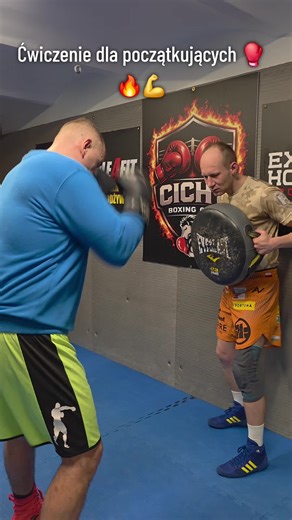 🥊 Sekwencja bokserska🥊 zmiana linii ataku i haki na dół Ćwiczenie rozpoczynamy stojąc naprzeciw przeciwnika. Wykonujemy wykrok lewą nogą na swoją lewą stronę, jednocześnie ustawiając się pod kątem do rywala. Następnie przeskokiem zmieniamy linię ataku z boku i z tej pozycji wyprowadzamy prawy hak na dół. Po zadaniu ciosu wykonujemy wykrok prawą nogą, ponownie przeskakujemy zmieniając kąt ustawienia, i z nowej pozycji zadajemy lewy hak na dół. Sekwencja wykonywana jest naprzemiennie, z ciągłą z