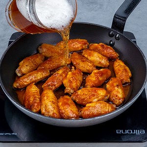 900K views · 12K reactions | Cele mai bune aripioare din lume se fac cu bere, la tigaie! Ingrediente: aripioare de pui - 1 kg bicarbonat de sodiu - 10 g Lăsați pentru 2 min apă - 1 l ulei - 20 ml unt - 20 g sare - 5g piper negru - 3 g pentru sos: ketchup - 70 g suc de lămâie - 20 ml miere - 30 g muștar - 20 g usturoi - 3 căței bere - 100 ml pentru sos: ceapă verde - 5 g LA FOC MEDIU 8 MIN | Savuros.TV | Facebook