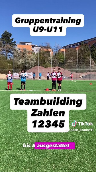 Teambuilding Zahlen 🔥 Zwei Gruppen hier a 5 Spieler mit Zahlen von 1-5 ausgestattet. Jeder Spieler erhält eine Zahl. Nach Zuruf der zahlenkombination müssen die Spieler mit den entsprechenden Zahlen nach vorne laufen und sich positionieren so dass die Zahl richtig zu lesen ist. Wichtig 🚨: Kommunikation und Orientiertung Variante: Mehr als zwei Zahlen rufen oder mit Ball am Fuß das Dribbling absolvieren #fussball #teambuilding #teambuildinggames #zahlen #numbers