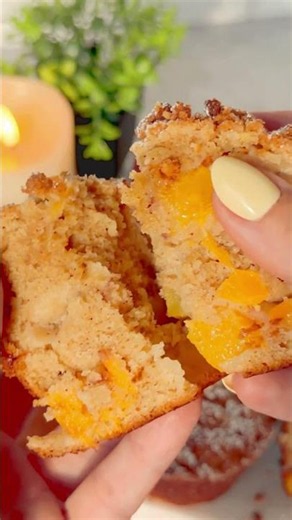 Bakery-Style Peach Cobbler Crumble Muffins #muffinsrecipe #peach #easyrecipe