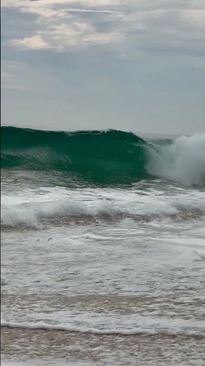 Ocean waves crashing on the sand in Slo-motion : Ocean Magic ✨ 🌊 🏖