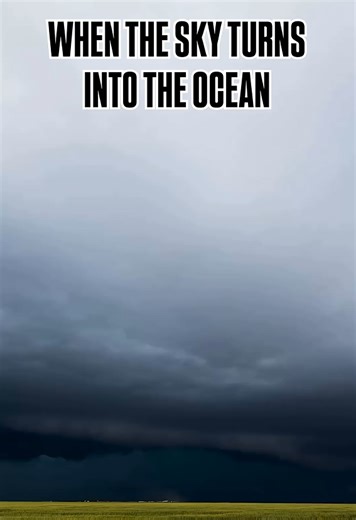 When the sky turns into an ocean | Stunning shelf cloud storm
