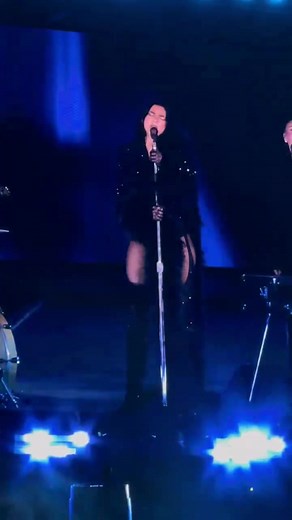 Dua Lipa cantando “Tu Falta de Querer” de Mon Laferte en Chile | Indie 505