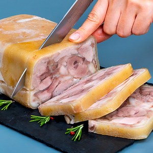 475K views · 5.7K reactions | Succès garanti ! La saucisse la plus simple et la plus délicieuse, à la maison ! Ingredientes: jarret de porc: 2 pc eau: 4 l oignon: 2 pc carotte: 2 pc sel: 20 g graines de poivre noir: 10 g feuilles de laurier: 5 g ail: 20 g pain grillé: 4 pc huile d’olive : 15 ml feuille de laitue: 10 g tomates: 1 pc La sauce: mayonnaise: 100 g oignon de printemps: 5 g | Cookrate - France | Facebook