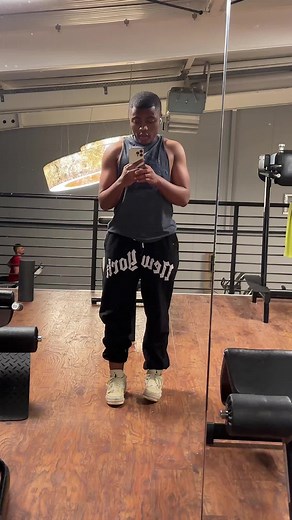 Gym Selfie Tips: Recording in a Modern Fitness Space