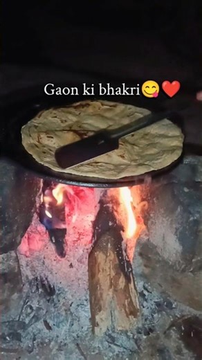 “Chulhe ki aanch aur haathon ka pyaar… asli gaon ki bhakri ❤️🔥”#bhakri #gaonfood #desikhana