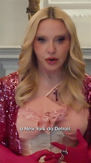 Tra gli oggetti del cuore che #Madonna custodisce nella sua casa londinese c’è un autoritratto di #FridaKahlo. Un'opera che la popstar, protagonista della copertina di luglio di #VogueItalia - da domani, 30 giugno, in edicola - ha avvistato per la prima volta su una cartolina a New York. Scopri cosa ci ha raccontato in questo nuovo episodio di #ObjectsOfAffection: il video completo è ora disponibile al link in bio. #VogueCover Credits: Director: @posyd Director of Photography: @ryanbdrake Editor