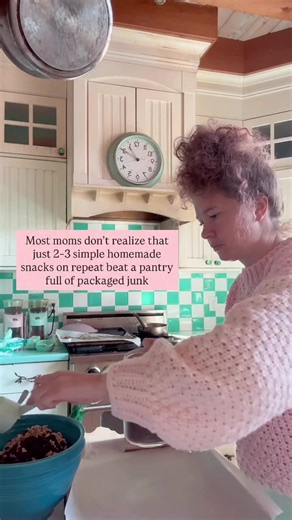 First comment “SNACKS” to get 40 of our families favorite protein packed snack recipes that you can make in minutes from home! 🫶🏽 Homemade snacks could solve SO many of the daily battles. The mood swings. The picky eating. The endless snack begging. The crashes and tantrums. It’s not about being perfect, it’s about giving their little bodies what they actually need. And trust me, the shift is worth it. Less chaos, more calm. Less sugar, more nourishment. More energy for everyone. Comment “SNAC