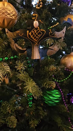 Our first time decorating our tree for #mardigras !! I still might add more to it🤔