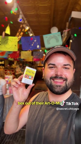 Owned by actress Joan Cusack, this Old Town Chicago gift shop has rare trinkets and a vintage $5 mystery art box machine 😍🎁 The general store has been open for over a decade and has the same joyful energy found in the actress’s roles from Jesse in Toy Story to Debbie Jelinsky in Addams Family Values 🎬 #mysecretchicago Have you been here before? 👇 Where is Judy Maxwell Home? 📍 1349 N Wells St #giftshop #chicagotiktok #trinkets
