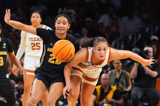 Justice Carlton transfers to Houston, reunites with younger sister