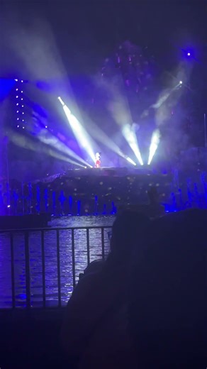 Mickey knows how to start a show!