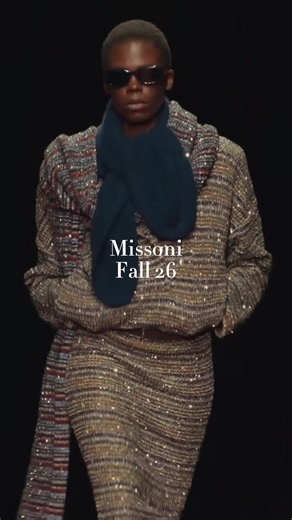 Le temps de porter l’héritage? Lis la description. L'Automne-Hiver 2026 chez Missoni sous l'égide d'Alberto Caliri n'est pas une révolution bruyante, mais plutôt le chapitre fluide d'une histoire captivante qui refuse de contredire son passé. Loin de l'obsession frénétique de la mode pour la réinvention constante, le créateur mise sur une continuité rassurante et magistrale, reprenant le fil exactement là où il l'avait laissé la saison dernière. Faisant fi du minimalisme épuré des années 90 qui 