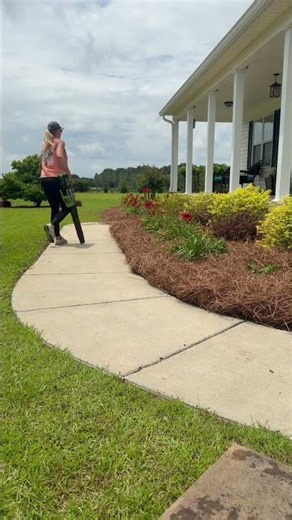 How I roll pine straw for clean edges! 🌱💨✨ #yardwork #powertools #shorts #gardening ‪@Egopowerplus‬