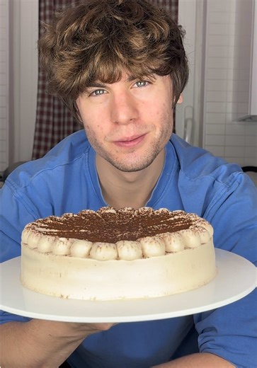 Una fetta di questa al mattino ed è un buon giorno☕️☀️ Super semplice, veloce e buonissima🤎 ⬇️ECCO LA RICETTA, salvala per non perdertela: Per l’impasto: 1 uovo 140g zucchero semolato 130 g latte 60 g olio di semi 1 bacca di vaniglia 150 g farina 00 12 g lievito per dolci Per la bagna: latte🥛 Per la crema al caffè: 200 g caffè espresso 35 g zucchero 20 g amido di mais 200 g panna fredda Puoi trovare il procedimento dettagliato della crema nello scorso video❤️