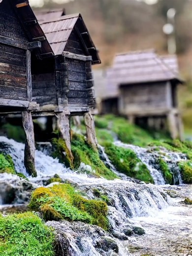 Старые водяные мельницы. 📍 Plivsko озеро, близ Яйце 🇧🇦 #ОГО #мельница #природа #Яйце #боснияигерцеговина