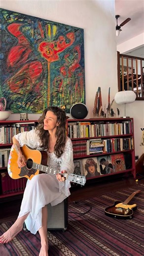 Ana Cañas on Instagram: "feliz 2026, pessoal! ❤️ primeiro vídeo do ano para desejar um ano repleto de coisas boas pra vocês! muito amor, saúde e "esconderijos" da alma 🌸 um beijo grande, ana."