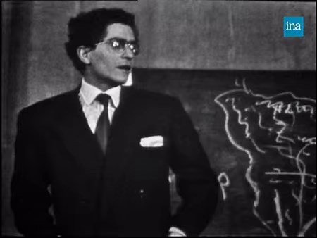 DARRY AUX ÉCLATS 😆 Entre ses jeux de mots qui tombent à plat, sa diction hésitante et ses réactions décalées face à l'hilarité de la salle, Darry Cowl nous embarque dans son univers absurde, mais oh combien irrésistible ! | INA