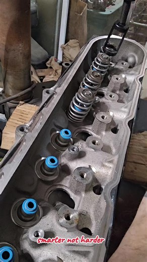 easy way to replace valve springs #foryourpage #fypage #fypシ #fyp #havefun #toofast #deathmachine #lifestooshort #mechanic #mechaniclife #enginebuild #mechanicsoftiktok #mechanical #lifehacks #lifehackvideo #lsswap #lstheworld