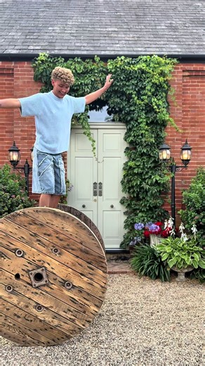 OMG... I think this might just be my favourite cable reel transformation yet... 🤯🌿 Who knew one old cable reel, a giant £25 rattan tray and a few M&S home finds could turn into the ultimate garden dining table?! I wanted something that felt beautiful but actually worked too, so I turned the centre into a giant lazy Susan, complete with little picky bowls that spin all the way round the table. Then came the scary bit... cutting a hole straight through the middle of the tray for the parasol 😅 T