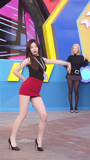 出镜#凳子yiii #天津欢乐谷 #随机舞蹈 #直拍 #大长腿 #游客视角