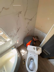 🚐 Mobile home bathroom upgrade by Fran New toilet installation, adhesive wall panels, and fresh paint — all coming together to create a cleaner, brighter space for you to enjoy your bathroom. 📞 Fran – Your handyman at home 637 95 44 57 ⸻ 🚐 Mejora de baño en casa móvil realizada por Fran Inodoro nuevo, instalación de placas adhesivas en la pared y pintura, todo combinado para crear un espacio más limpio, renovado y agradable para disfrutar tu baño. 📞 Fran – Tu manita en casa 637 95 44 57 | Fr