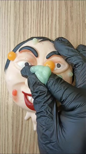 Who does it look like?#oddlysatisfyingvideo #pimplepopping #asmr #diytoys #decompression