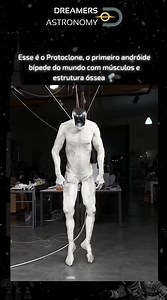 A Clone Robotics apresentou recentemente o Protoclone, um andróide bípede que imita a biomecânica humana com alta precisão. Este robô humanoide possui mais de 1.000 fibras musculares artificiais e 500 sensores, permitindo movimentos fluidos e naturais, semelhantes aos de um ser humano atlético. O Protoclone utiliza um sistema inovador de músculos artificiais, substituindo motores convencionais, o que resulta em movimentos mais suaves. Ele é controlado por uma matriz de válvulas que proporciona r