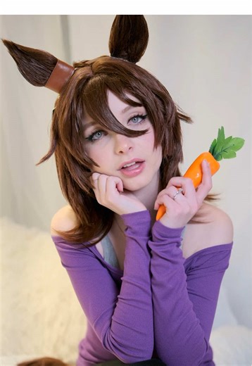 will you accept a carrot from Tachy? 🥕🧡 @seeyuustudio.ca #cosplay #umamusume #agnestachyon #umamusumeprettyderby #tachyon