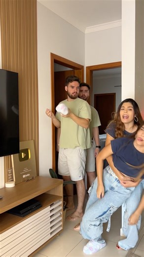 He just wanted to help 😂 #humor #twinmoments #twins #funny #comedy #love #couple #comedia