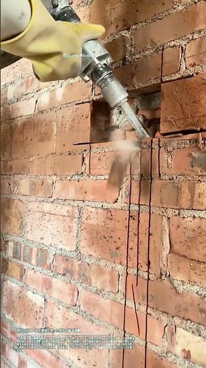 電動ドリルで煉瓦の壁にチャネル穴を開ける#建設技術 #穴あけ #電動ドリル #煉瓦壁 #作業員