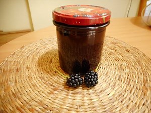 Recept na domáci džem z černíc.