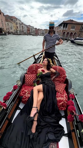 Gondola Photoshoot in Venice: Rent Elegant Dresses