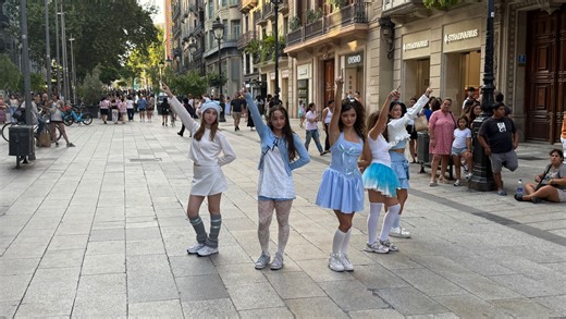 【K-POP路演】西班牙Little Stars舞团街头翻跳表演：ILLIT《借来的猫(Do the Dance)》